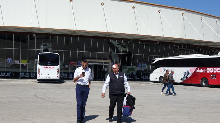 <p>Ben bizim hiçbir şeyden haberimiz yok dediğimiz anda bize saldırdı. Bir yolcu araya girmek istedi ona da saldırdılar. Biz şikayetçiyiz. Saldırı sonrası ambulans geldi. Bizi alıp hastaneye götürdü. Bizim olaylardan hiç haberimiz yoktu.</p>
