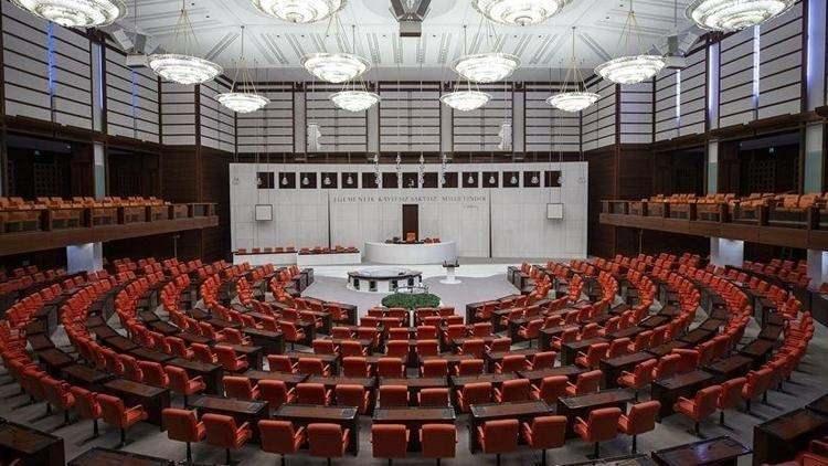 <p>Genel Kurul, yeni yasama yılının ilk mesaisini de 2 Ekim Çarşamba günü yapacak.</p>

<p>Salı ve çarşamba günü Mecliste grubu bulunan bazı siyasi partilerin grup toplantılarını gerçekleştirmesi bekleniyor.</p>
