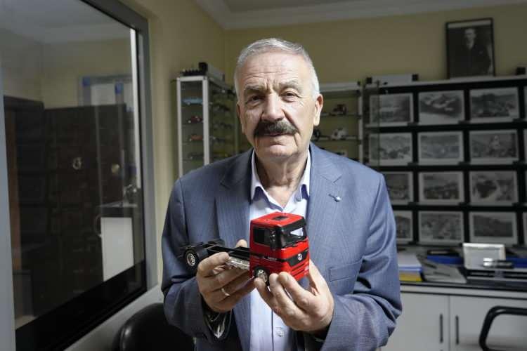 <p>Gümüşhane Esnaf ve Sanatkârlar Kredi Kefalet Kooperatifi Başkanı 66 yaşındaki <strong>Rifat Çilenk</strong>'in bir oyuncak kamyonla başladığı oyuncak araç merakı <strong>10</strong> yılda onlarca markadan oluşan <strong>189 </strong>araçlık bir koleksiyona dönüştü.</p>