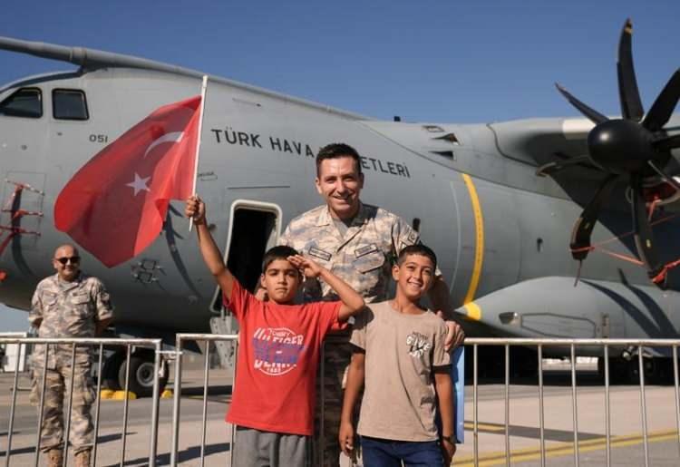 <p>Türkiye'nin dört bir yanından alana gelen öğrenciler ve vatandaşlar yerli ve milli teknoloji ile donatılmış festival alanında Türk Silahlı Kuvvetleri ve Türk Polis Teşkilatının Türk Bayraklı hava gösterile ile unutulmaz anlar yaşadı.</p>

<p> </p>
