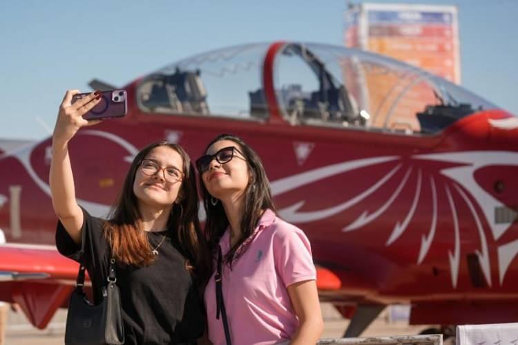 <p>Savunmaya sanayisinin yerli ve milli gururu hava araçlarının yer aldığı, simülasyonlar, bilimsel atölyeler, atık ürünlerin dönüşümleri sergiler yer aldığı TEKNOFEST gençler gelişen ve üretime giren bilimsel ürünleri hayranlıkla izliyor.</p>
<p> </p>