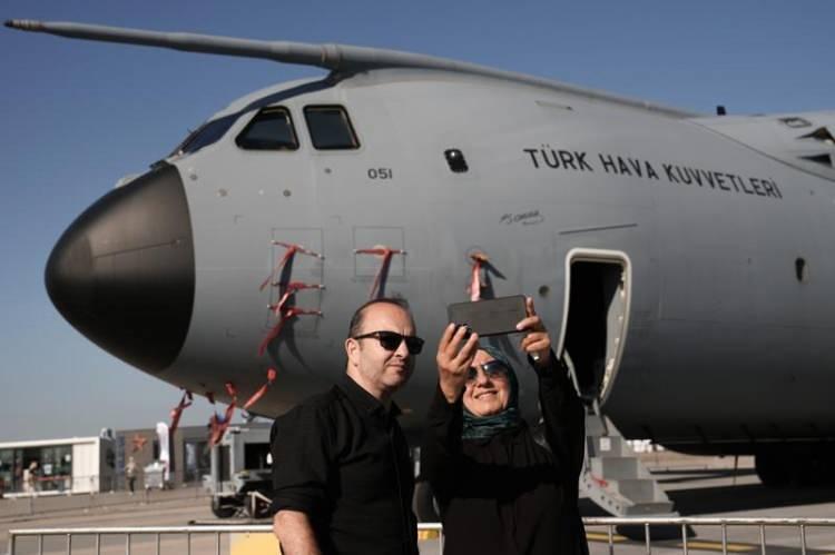 <p>TEKNOFEST alanında Türk Yıldızları, SOLOTÜRK, HÜRKUŞ, HÜRJET, Bayraktar Akıncı, Bayraktar TB3, Jandarma Çelik Kanatlar ve atak helikopterinin gökyüzüyle buluşacağı festivalde, üzüm salkımı ve paramotor gösterisi ile ziyaretçilere unutulmaz bir teknoloji günü yaşatılacak.</p>
<p> </p>