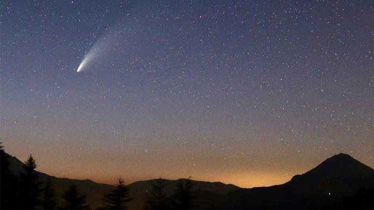 <p>Kuyruklu yıldızların Güneş’in çevresinde dönen kaya parçaları olduğunu söyleyen Helvacıoğlu, “Birkaç kilometrelik kaya parçalarıdır. Bu kaya parçaları, Güneş’e yaklaştıkları zaman içerisindeki toz ve gazı püskürterek kuyruk haline geliyor ve bizler bunu kuyruklu yıldızlar olarak adlandırıyoruz.</p>
