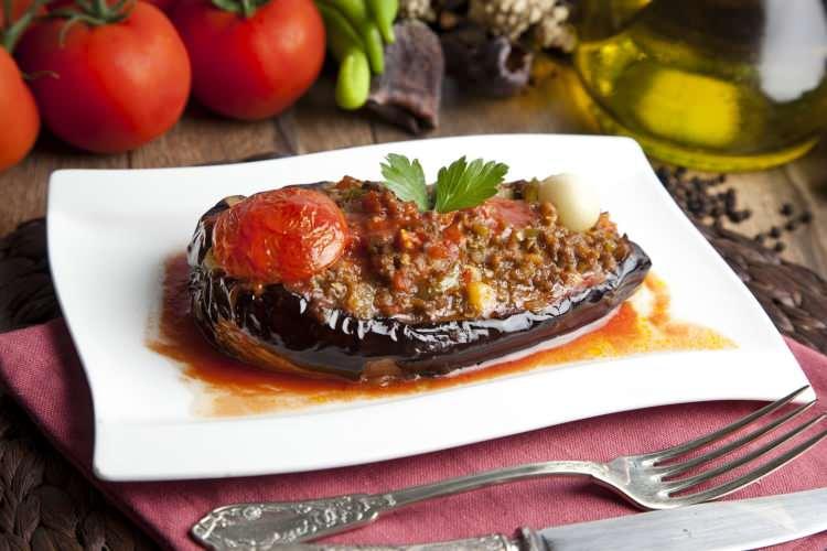 <p><span style="color:#B22222"><strong>"OBEZİTE ARTIK DÜNYADA PANDEMİK BOYUTTA"</strong></span></p>
<p> </p>
<p>Prof. Dr. Manuel Tena-Sempere'nin değerlendiresi ise şöyle:</p>
<p> </p>
<p>Biliyoruz ki obezite bir pandemi artık dünyada. Bunu anne karnından başlayıp nasıl önleyebileceğiz? Bu araştırma sonuçları ile doktorlar, sağlık otoriteleri, aileler, öğretmenlere yönelik neler yapılması gerektiği konusunda da materyaller hazırlanacak. En önemlisi, bir uygulama geliştirilecek. Obezitede sadece kalıtsal faktörler değil beslenme alışkanlıkları, uyku düzeni, son yıllarda artan aşırı internet kullanımı da etkili. Daha gebelikten önce döllenmeden başlayarak bebeklik, çocukluk, genç erişkinlik döneminde obezitenin ortaya çıkmasına neden olan faktörleri ele alan bir proje.</p>