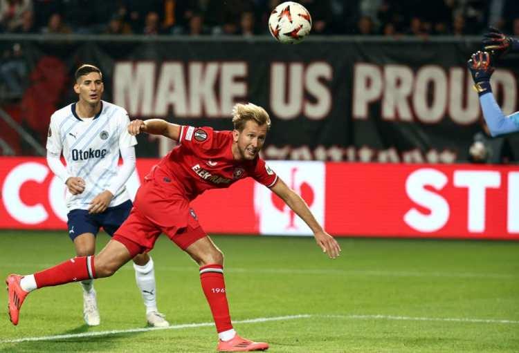 <p>Hollanda'da Twente'ye konuk olan Fenerbahçe, 1-0 geriye düştüğü maçta Tadic'in golüyle beraberliği kurtardı. (1-1)</p>