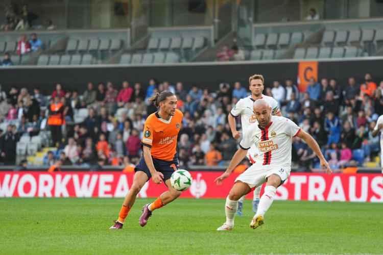 <p>UEFA Avrupa Konferans Ligi'nin ilk haftasında Başakşehir, sahasında Rapid Wien'e 2-1 mağlup olarak organizasyona mağlubiyetle başladı.</p>