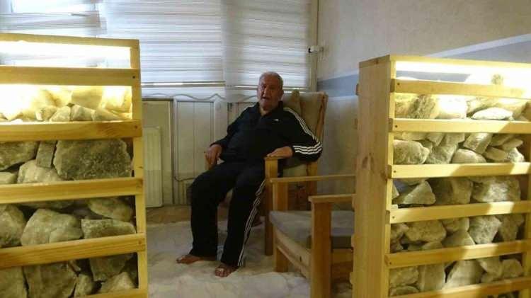 <p>Çankırı'da Hititler döneminden beri tuz elde edilen ve yerin 150 metre altında bulunan mağara, kentin tanıtımında önemli rol oynuyor. 18 bin metrekare kapalı alana sahip mağara, 200 yıllık olduğu değerlendirilen ve bozulmadan korunan eşek, tahnit edilmiş çeşitli hayvanlar ve çok sayıda heykel ve sanat eseri turistleri Çankırı'ya çekiyor.</p>
<p> </p>