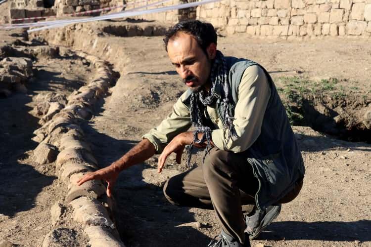 <p>Bitlis Kalesi kazı çalışmalarına bu yıl ise Ahlat Müze Başkanlığı ve Bitlis Eren Üniversitesi bilimsel danışmanlığında tekrar başlatıldı.</p>
