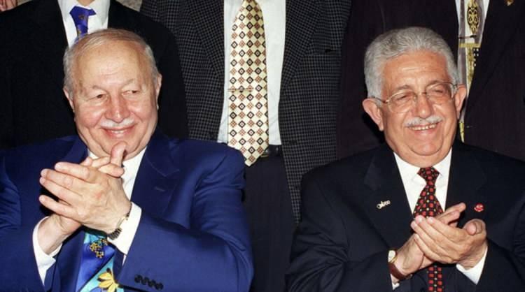 <p>Sürdürdüğü genel başkanlık görevini, 11 Mayıs 2003 tarihinde yapılan 1. Olağan Kongrede Necmettin Erbakan'a devretti. </p>
