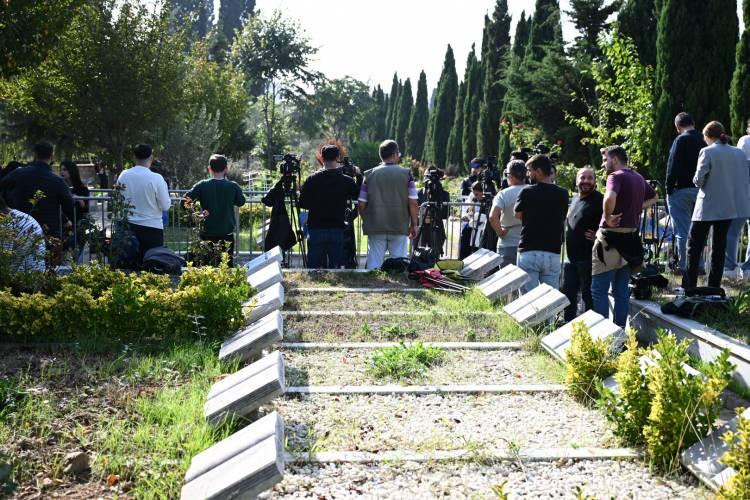 <p>Garipoğlu'nun mezardan alınan örneklerin Cem Garipoğlu'na ait olduğunun açıklanmasının ardından Münevver Karabulut ailesinin avukatı Rezan Epözdemir'den ilk açıklama geldi.</p>

<p> </p>
