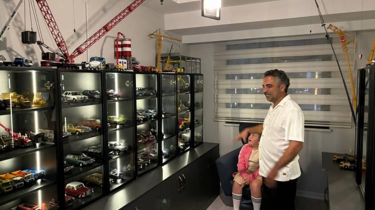 <p><em><span style="color:#000080"><strong>Bolu'da yaşayan Okan Kayışoğlu 15 senedir model ara&ccedil; koleksiyonu yapıyor. G&ouml;z kamaştıran bu koleksiyonun değeri ise tamı tamına 2 milyon lira...</strong></span></em></p>

<p>&nbsp;</p>
