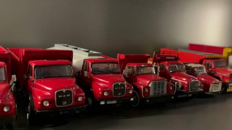 <p>Yaklaşık 2 milyon lira değerinde olan bu koleksiyon, ışıklı dolaplarda sergilenirken, her ge&ccedil;en g&uuml;n yeni model arabalarla daha da zenginleşiyor.</p>

<p>&nbsp;</p>
