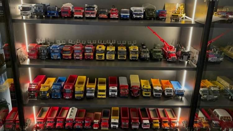 <p>Koleksiyonunun yaklaşık değerinin 2 milyon lira olduğunu ifade eden Kayışoğlu, "Hatta belki 2 milyon lirayı da ge&ccedil;ebilir. Bu odaya '2 milyonluk oda' diyebiliriz" diye konuştu.</p>

<p>&nbsp;</p>
