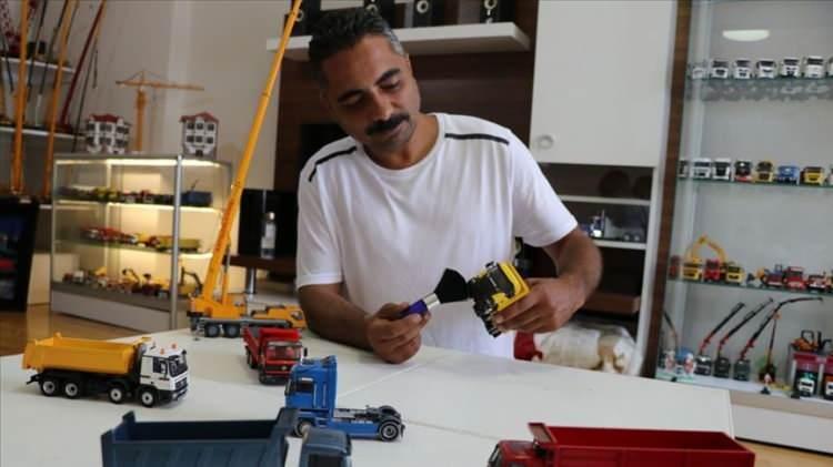 <p>Kayışoğlu, yakın zamanda koleksiyonuna 12 &uuml;r&uuml;n&uuml;n daha ekleneceğini belirterek, "İsteyenler oluyor.&nbsp;</p>

<p>&nbsp;</p>
