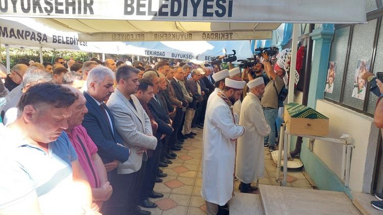 <p>Süleymanpaşa ilçesi Altınova Mahallesi'nde bulunan Yeni Camii'nde öğlen namazını müteakip kılınan cenaze namazının ardından 2 yaşındaki Sıla'nın minik tabutu omuzlarda taşınarak cenaze nakil aracına alındı.</p>
