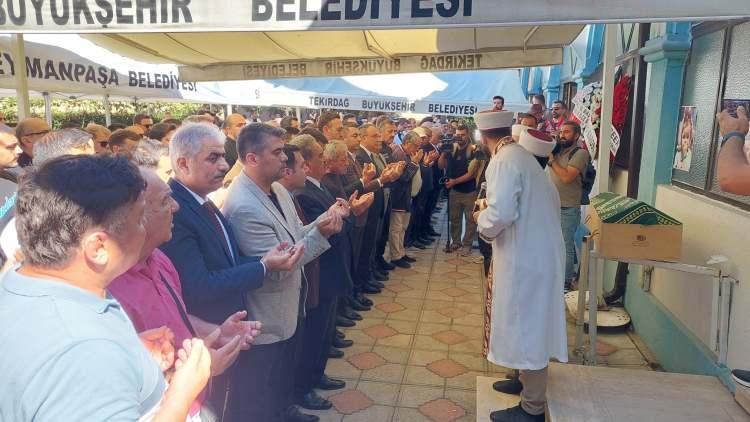 <p>Cenaze namazı sırasında bebeğin teyzeleri tabutun başında gözyaşı döktü.</p>

<p>Cenaze namazına Tekirdağ Valisi Recep Soytürk de katıldı.</p>

<p>Sıla bebek Yenişehir Mezarlığı'nda toprağa verilecek.</p>
