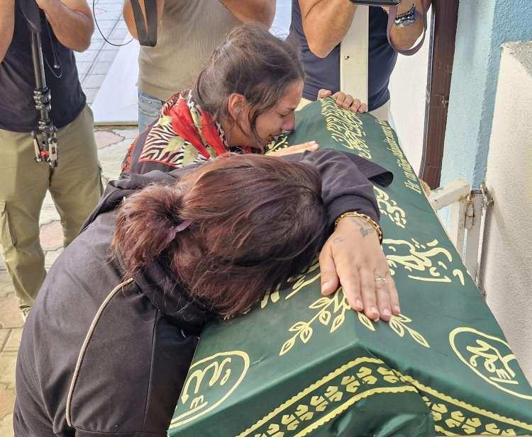 <p>İmam yaptığı konuşmada; "Ne olur bizi affet, seni koruyamadık." ifadelerini kullandı. </p>
