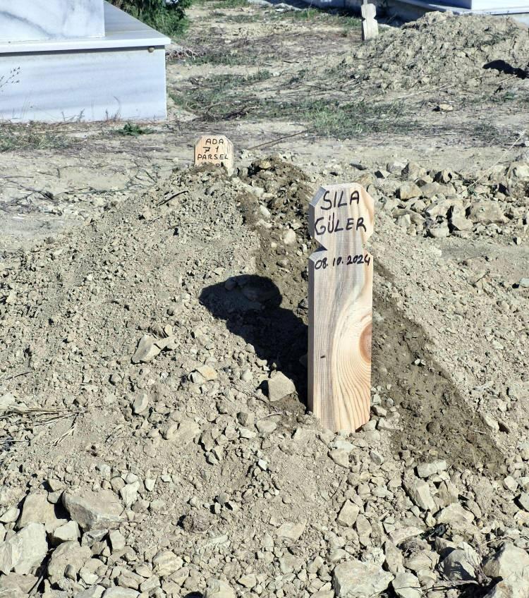 <p>2 yaşındaki Sıla Yeniçeri'nin cenazesinin toprağa verildiği Yenişehir Mezarlığı'ndaki mezarının başına dikilen tahtaya, dedesinin soyadı olan Güler kullanılarak 'Sıla Güler' yazıldı.</p>

<p> </p>

<p> </p>
