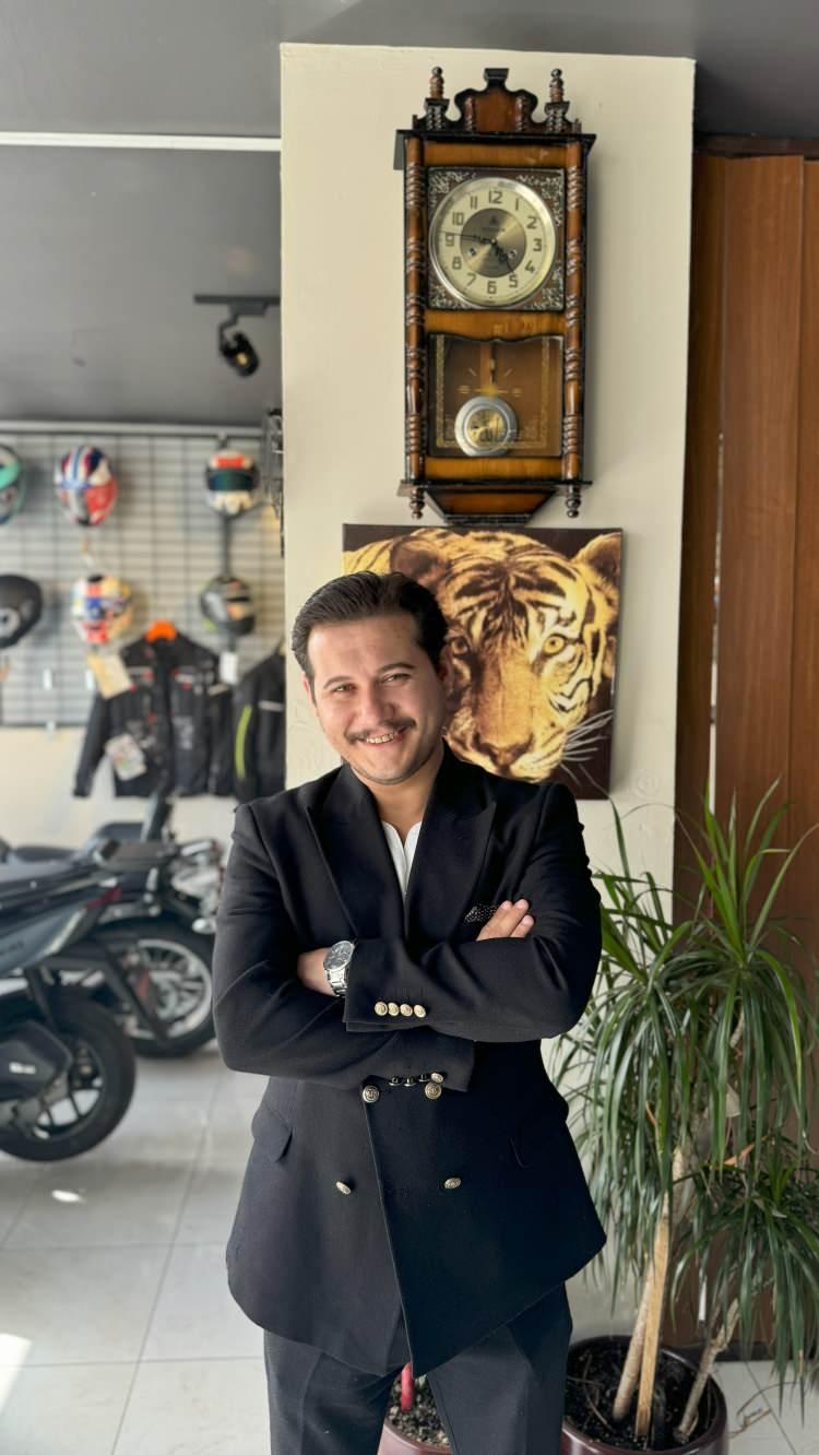 <p>2014 yılında katıldığı bir yarışma programı ile adını duyuran Mehmet Dindar, yeteneğini 10 yaşında fark etti. Önce aile fertlerini, sonra akrabalarını ve komşularını taklit etmeye başlayan Dindar, gün geçtikçe kendini geliştirip, profesyonel olarak, ünlü kişileri taklit etmeye başladı. Dindar, sosyal medya kanalı 'Taklitman TV' ile de tüm dikkatleri üzerine çekti. İstediği an istediği kişi olabilen Mehmet Dindar, sosyal medyada bilinen adıyla ise 'Taklitman', milyonlarca takipçiye ulaştığı süreci, "10 yaşındaydım. O zamanlar Kemal Sunal, işte Gaffur, Recep İvedik, bunlarla kendimizi geliştirmeye başladık. İşte Bülent Ersoy, biraz eko olsun. Eko sesi duyunca birazcık ister istemez bunlarla devam etti. Sonra kendiliğinden gelişti, hiç böyle çalışma falan da olmadı yani" sözleriyle anlattı.</p>
<p> </p>