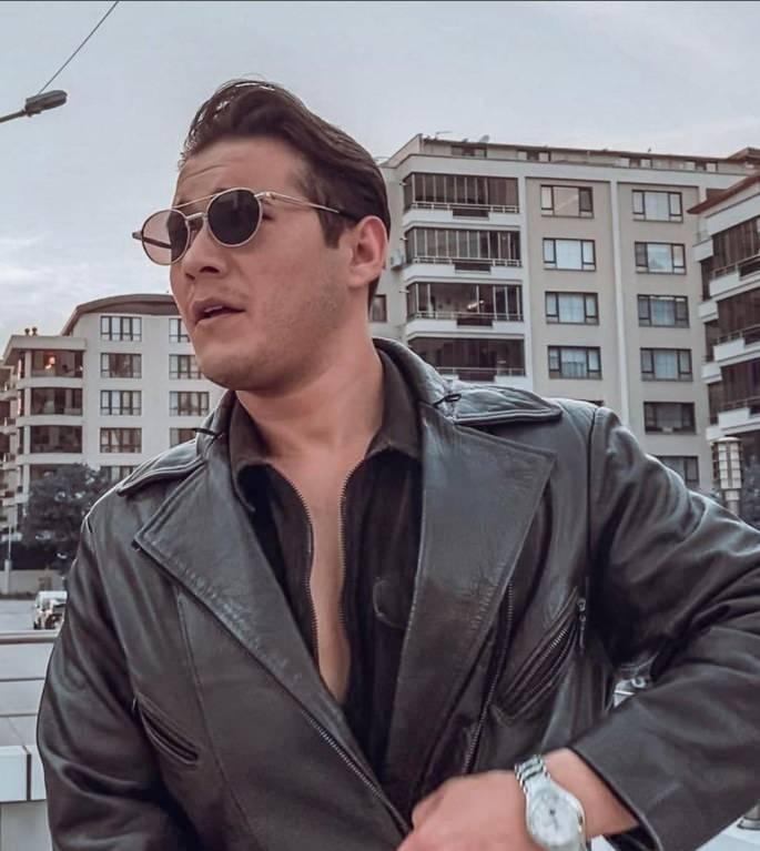 <p>'EN FAVORİ TAKLİT AZİZ BAŞKAN'</p>

<p> </p>

<p>Türkiye ve Avrupa'da en çok beğenilen taklidinin eski Fenerbahçe Kulübü Başkanı Aziz Yıldırım olduğunu söyleyen Dindar, Cem Yılmaz'ın canlandırdığı Arif Işık ile Tuncel Kurtiz'in hayat verdiği Ramiz Dayı karakterlerinin de çok beğenildiğini ve istenildiğini söyledi</p>
