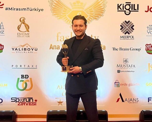<p>'YAPILMASI EN ZOR TAKLİT DONALD DUCK'</p>
<p>Mehmet Dindar, Al Pacino, Kemal Sunal, Aziz Yıldırım, Cem Yılmaz, Tuncel Kurtiz, Cüneyt Arkın, Bülent Ersoy ve çizgi film karakterleri Donald Duck ile Şirinler'in taklitlerini de yaptı. Çizgi film karakterlerinin seslendirilmesinin çok zor olduğuna ve bunu dünya üzerinde yapan sayılı insanlardan biri olduğuna dikkat çeken Dindar, "Yapmakta en çok zorlanılan, dünya üzerinde de en çok böyle yapılması çok zor olan taklit Donald Duck. Bu ses tonları daha zor böyle. Bir anda bir anda geçişi olduğu için daha zor" ifadelerini kullandı.</p>