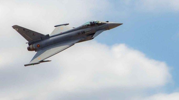 <p>Eurofighter, teknoloji ve kapasite bağlamında çok rollü görevler icra edebilecek iyi bir uçak. Servis tavanı yani çıkabildiği irtifa F-16’dan daha iyi.</p>
