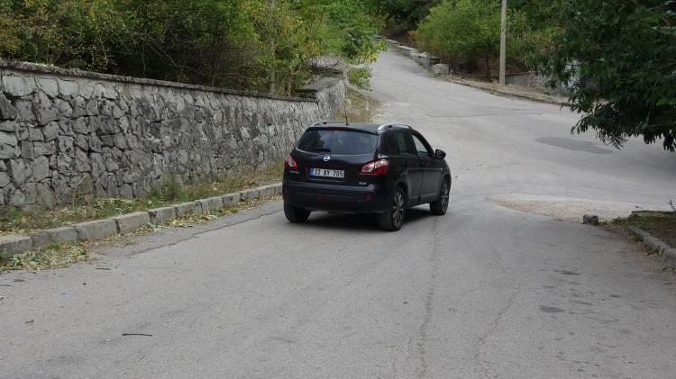 <p>Yola demene yapmak için gelen vatandaşlar araçlarını boşa alarak, araçlarının yokuş yukarı kendi kendine çıktığını deneyimliyor.</p>
