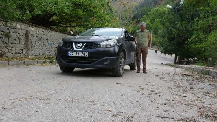 <p>Esrarengiz yokuşu önceden fark ettiğini belirten Orhan Türe ise yıllardır o bölgede çalıştığını söyleyerek, “Gizemli bir yol. Zaman zaman vatandaşların gelip burada deneme yaptığı anda bende durumu fark ettim. Yol da manyetik alanın olduğu söyleniyor ama biz de bilmiyoruz” şeklinde konuştu.</p>
