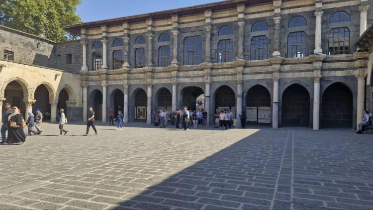 <p>Diyarbakır Ulu Camii'de kaydedilen görüntüler renkli sahnelerin ortaya çıkmasına vesile oldu. </p>
