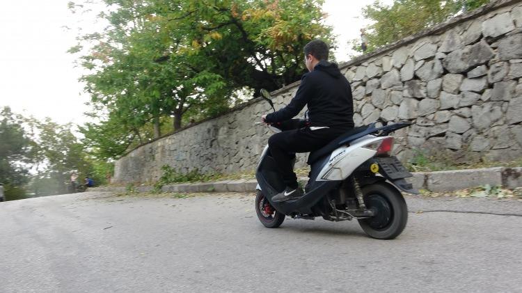 <p>Araçların kendi kendine ilerlediğini gören vatandaşlar gözlerine inanamıyor. O bölgede yaşayan vatandaşlar araçların manyetik alandan dolayı hareket ettiğini düşünüyor. </p>
