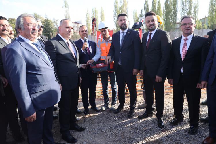 <p><strong>Bu nedenle geri dönüşümü sağlanan atıkların çömlek ve seramikle buluşturulması için Avanos'taki tasarımcılarımızla projeler yürütmek üzere de çalışmalarımıza başladık.</strong>​</p>
