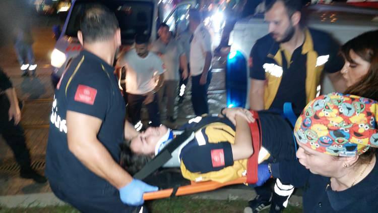 <p>Kazada ambulans şöförü İbrahim Ceylan ile ambulansta görevli Şeyma Suay Çiftçi ve Erdi Kazaer ile tramvayda yolcu olarak bulunan Samsun Eğitim ve Araştırma Hastanesi çalışanı Mehmet Eşici yaralandı.</p>
