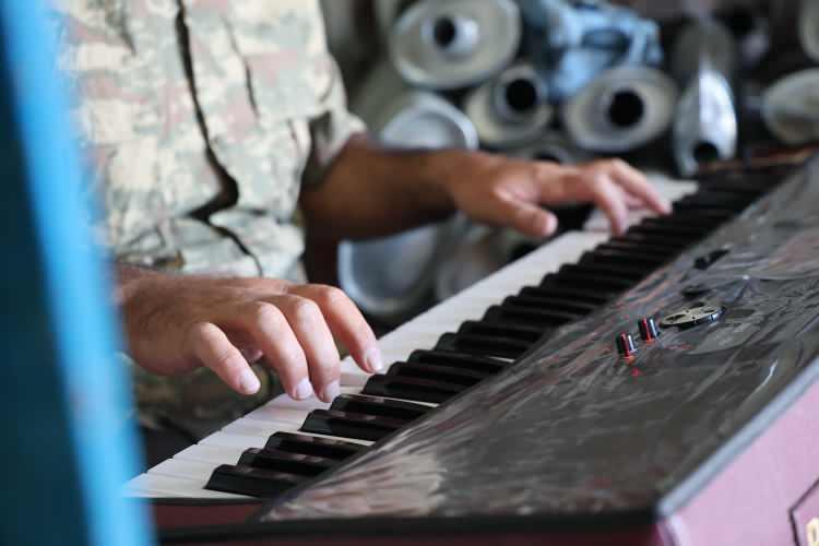 <p>Hem egzoz hem oto tamir hem de müzik işlerini yıllardır beraber yaptığını dile getiren Mehmet Akbulut,<em> <strong>"1988'de babamın vasıtasıyla oto tamircilik, egzoz işine başladım. Okul ile sanayi arasında kalınca o dönemde sanayiyi tercih ettim ve işe başladım. 1993'e kadar çıraklık dönemlerimiz oldu. O tarihlerde Elazığ'da gittiğim bir parkta gençler org çalıyordu. Orgu ilk gördüğümde beni çok cezbetmişti ve orada orga aşık oldum diyebilirim. Daha sonra bir düğün salonunda gördüm. Hatta izin alarak orga dokundum, o beni kendine aşık etti. O zaman bir tane org aldım. Ondan sonra kendi kendime sanayide orgla uğraşmaya başladım. Her uğraştıkça bir şeyler çıkarmaya başladım. Ardından orgu daha bir geliştirmeye başladım. Bu süre zarfı içerisinde müzisyen arkadaşım yoktu, tamamen kendi duygularımla kulaktan duyma bir şekilde öğrendim. Nota bilgim hiçbir şekilde yoktur"</strong></em> dedi.</p>
