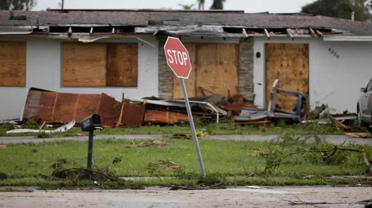 <p>Açıklamada ayrıca, Tampa ve St. Petersburg sakinlerine "son derece tehlikeli kasırga kuvvetindeki rüzgarların" bölgeye yayılması nedeniyle acilen güvenli yerlere geçmeleri tavsiyesinde bulunuldu.</p>
