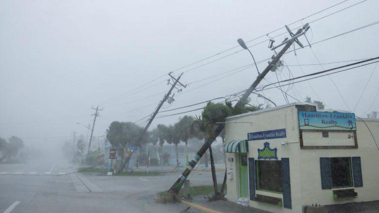 <p>Açıklamada, söz konusu kasırganın 3 kategorisiyle, Florida'nın Siesta Key bölgesini vurduğu belirtildi.</p>
