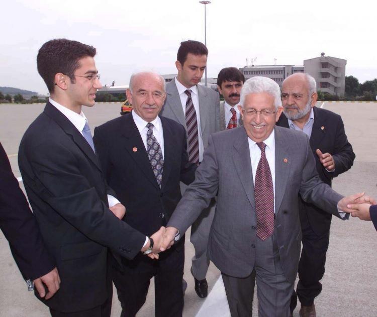 <p>Necmettin Erbakan’ın yakın çalışma arkadaşlarından biri olan Kutan, 1996-1997 yılları arasında Enerji ve Tabii Kaynaklar Bakanı olarak görev yaptı. </p>
