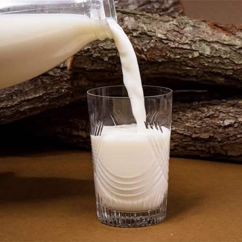 <p><strong>Ancak bazı uzmanlar, inek sütünde bulunan kazeinin, bağışıklık sistemi üzerinde olumsuz etkileri olebileceği konusunda uyarıyorlar.</strong></p>
<p> </p>