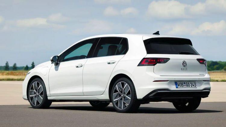 <p><span style="color:#B22222"><strong>Volkswagen Golf: </strong></span></p>
<p> </p>
<p>1.0 TSI, Benzin, 110 HP – 4,4 litre</p>
<p> </p>