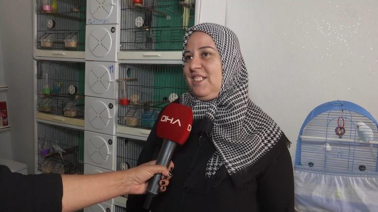 <p>Elazığ'da yaşayan ev kadını Gökçe Çelik, mevsimlik işçi olarak çalışan eşinin 2016'da Sevgililer Günü hediyesi olarak aldığı 'Paşa' isimli kuşu evinde beslemeye başladı.</p>

<p> </p>
