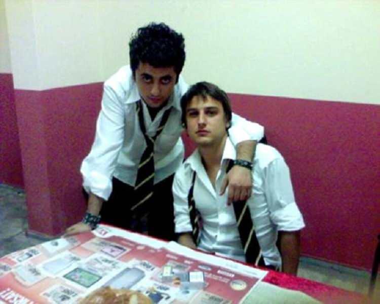 <p>6 sezon süren Arka Sıradakiler dizisi 2007-2011 yılları arasında izleyiciyle buluştu. Arka Sıradakiler dizisi, yayınlandığı tarihten itibaren reyting rekorları kırdı. </p>