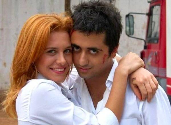 <p>Temmuz Karikutal, aslında Arka Sıradakiler dizisi devam ettiği dönemde de bir cast ajansı işletiyordu. Mandalina Casting'in sahibi olan genç oyuncu, aynı zamanda dizide de rol alıyordu. </p>