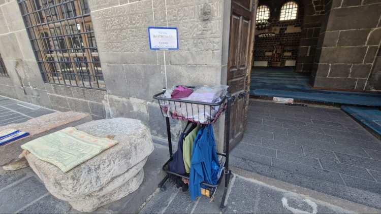 <p>Camide kıyafeti uygun olmayan ziyaretçiler için de ziyaret süresi boyunca giyecekleri pantolon, eşofman, etek ve başörtüsü gibi kıyafetler bulunduruluyor. Ziyaretlerin yoğun olduğu dönemde kıyafet bulamayan ve şortla gelen erkek turistler, kadınlar için ayrılan etekleri giyip camiye girdi. O anlar cep telefonu kamerasıyla kaydedildi.</p>
