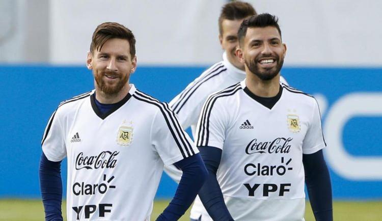 <p>Geçirdiği sağlık rahatsızlığı nedeniyle futbolu bırakmak zorunda kalan ve Barcelona formasıyla sadece 5 maçta sahaya çıkabilen Sergio Agüero, 3 milyon Euro'luk maaş alacağı nedeniyle kulübe karşı <em></em>dava açmaya hazırlanıyor.</p>