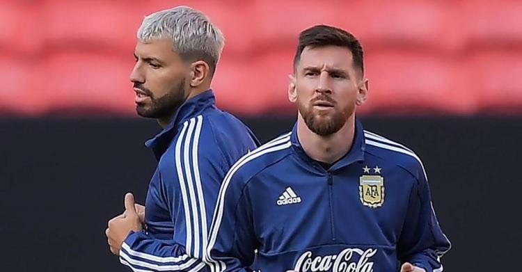 <p>Barcealona efsanesi Messi'nin çok yakın arkadaşı olan Tangocu eski yıldız, Manchester City ile beş Premier Lig şampiyonluğu ve Atletico Madrid ile bir UEFA Avrupa Ligi zaferi yaşadı.</p>