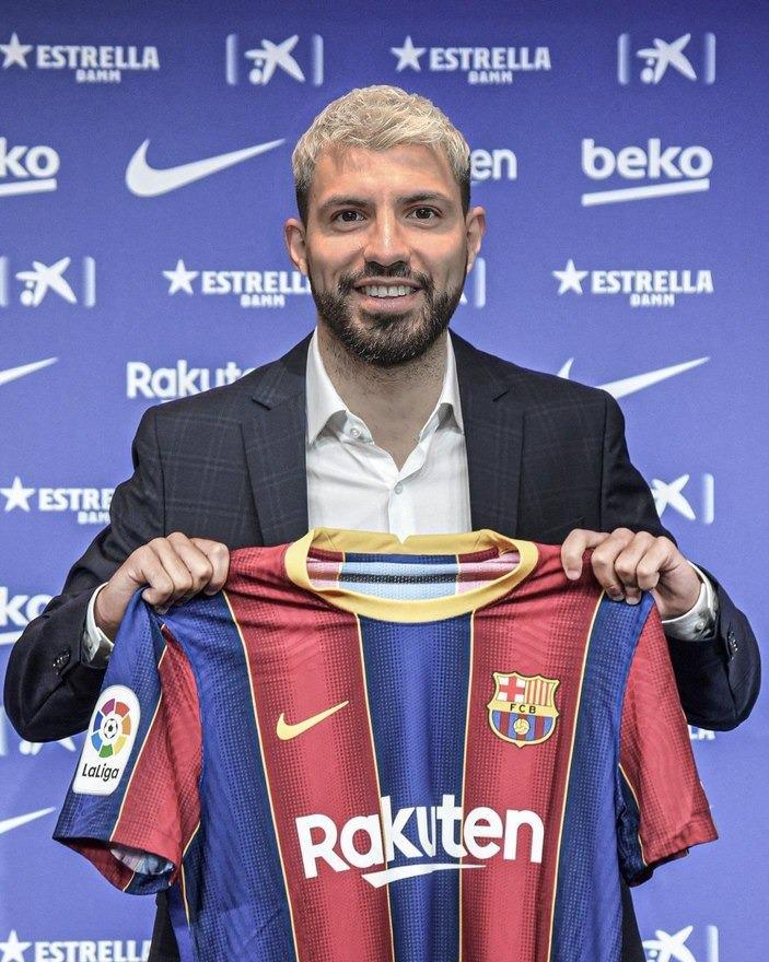 <p>Ancak Arjantinli yıldız isim, Aralık 2021'de kalp rahatsızlıkları nedeniyle futbol kariyerini noktalamak zorunda kalmış ve Barcelona, oyuncunun sigorta kapsamında 3 milyon Euro tazminat alacağını belirtmişti.</p>