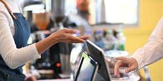 <p><em><strong>''Self-servis kasalar ve temassız ödeme sistemleri sayesinde perakende sektöründe kasiyerlere olan ihtiyaç azalıyor. Özellikle büyük market zincirleri ve mağazalar, müşterilerin kendi ödemelerini yapabildiği otomatik kasaları yaygınlaştırıyor. Bu teknolojiler daha hızlı ve düşük maliyetli olduğu için, kasiyerlerin işlevi zamanla ortadan kalkabilir.''</strong></em></p>