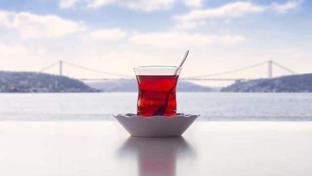 <p>Çay, yalnızca bir içecek değil, <strong>kültürel ve sosyal etkileşimlerin de merkezinde</strong> yer alan derin köklere sahip bir gelenektir.</p>