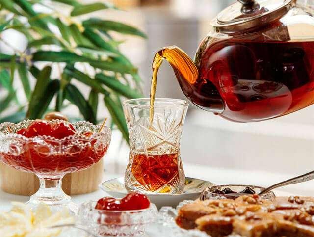 <p>Ancak, çayın <strong>acı olmaması için doğru bir şekilde demlenmesi</strong> kritik öneme sahiptir. Yanlış demleme yöntemleri çayın acı bir tat almasına neden olabilir. </p>
