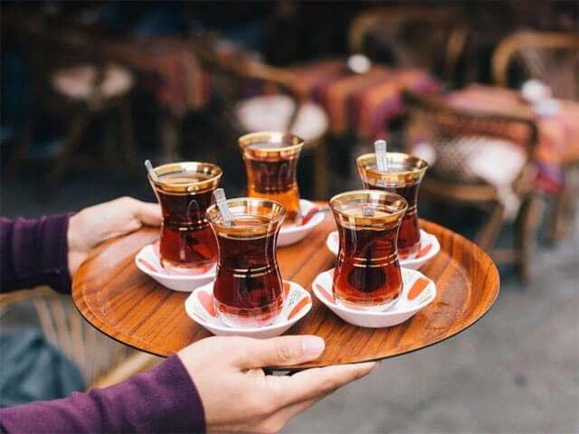 <p><strong>1- Kaliteli Çay Seçimi</strong></p>
<p>Çayın kalitesi, lezzetinde büyük rol oynar. <strong>Taze ve kaliteli çay yaprakları</strong> kullanmak, çayın acı olmaması için ilk adımdır. İyi bir çay için <strong>organik ve taze olanı tercih etmelisiniz</strong>.</p>