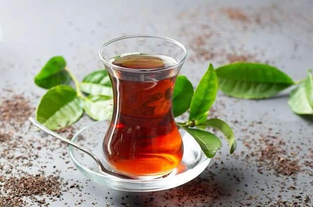 <p><strong>3- Doğru Sıcaklık</strong></p>
<p>Çayın demlenmesi için suyun sıcaklığı kritik bir unsurdur. <strong>Kaynar suyu doğrudan çay yapraklarının üzerine dökmek</strong>, yaprakları yakarak çayın acı olmasına neden olabilir. <strong>İdeal sıcaklık 85-95 derece</strong> arasında olmalıdır.</p>